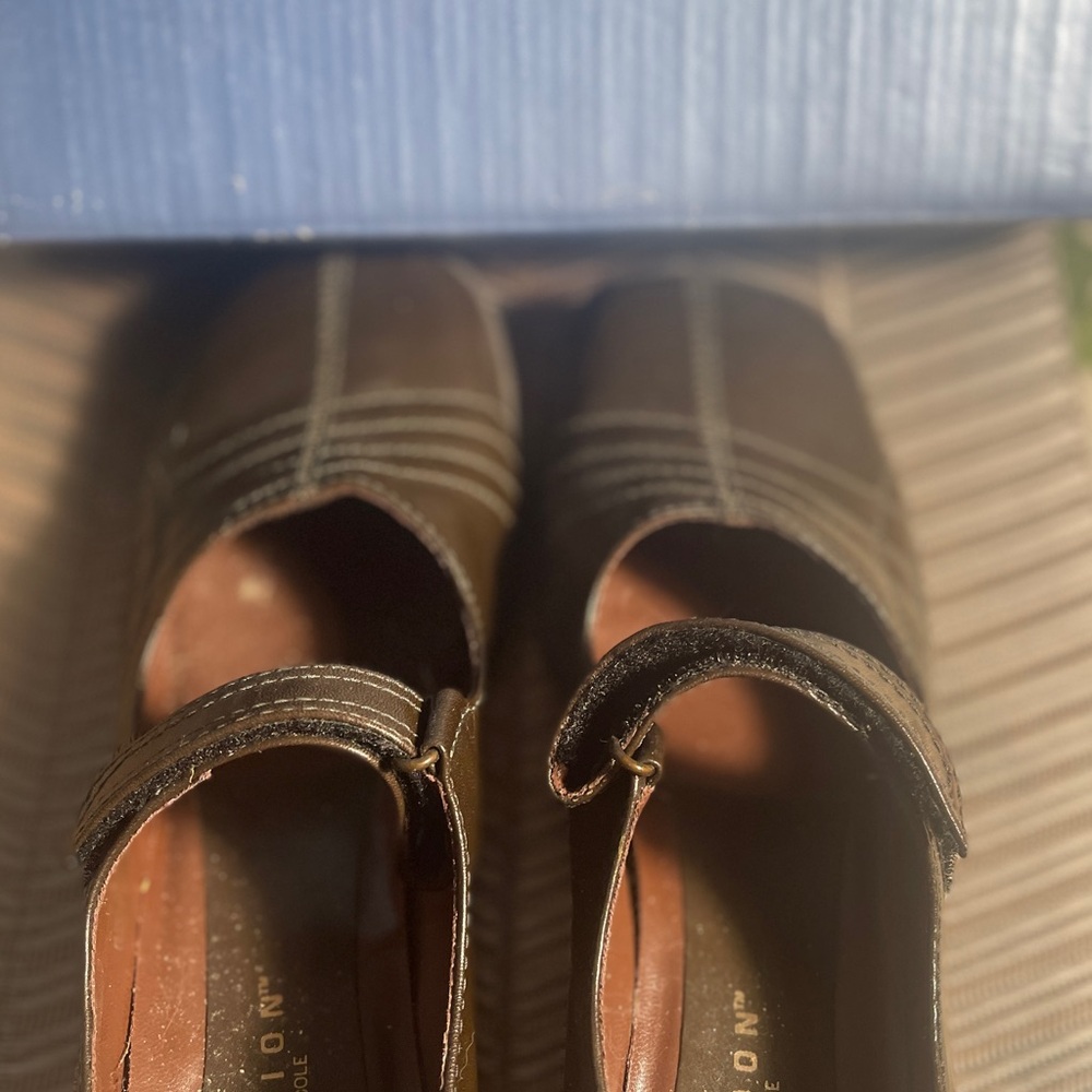 CLEARANCE - ANY 2 PAIRS OF SHOES $35 Kenneth Cole Dream-On flats size 6.5